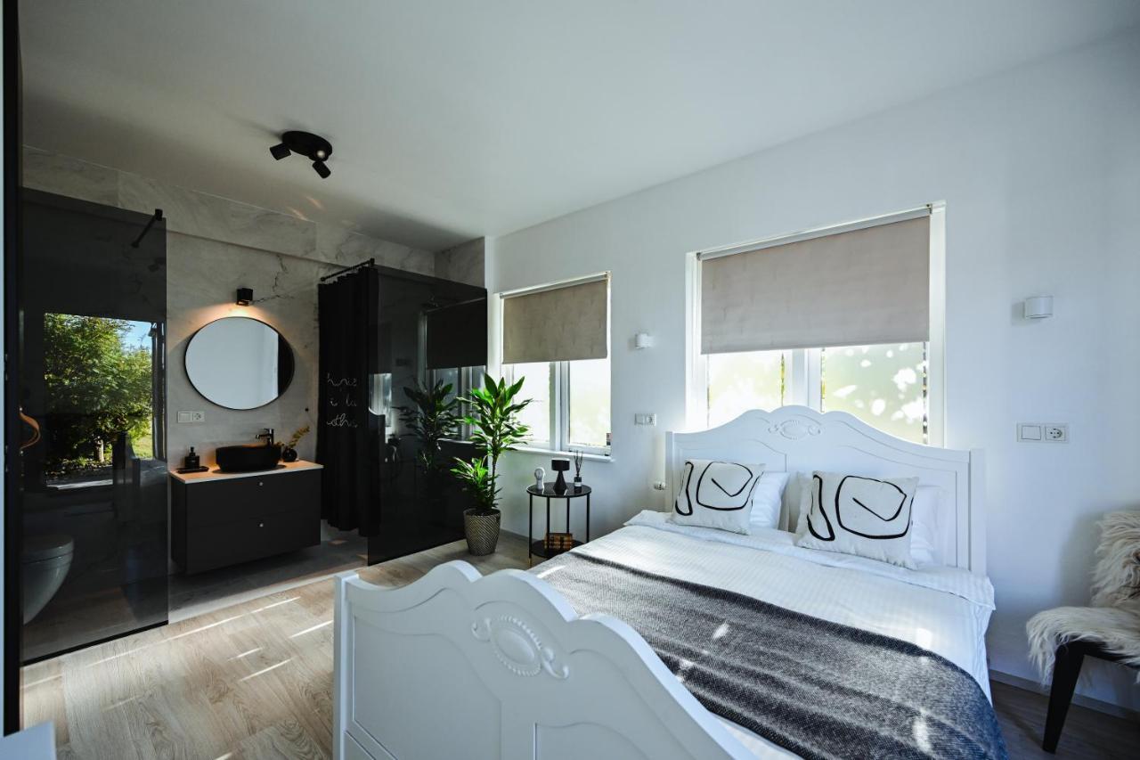 ÁLKA - Luxurious Private Room by the Sea With Hot Tub Njarthvik Exterior foto